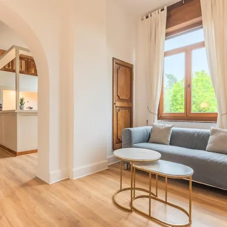 2 Bedroom Near Tram & Metro Apartament