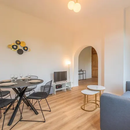 2 Bedroom Near Tram & Metro Apartament *