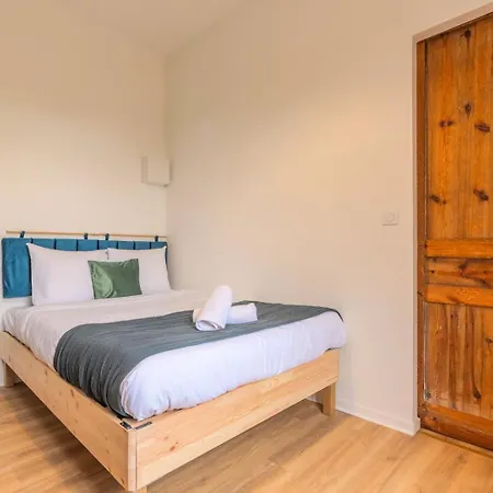 2 Bedroom Near Tram & Metro Apartament *